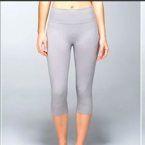 Lululemon seamlessly street crop sz6